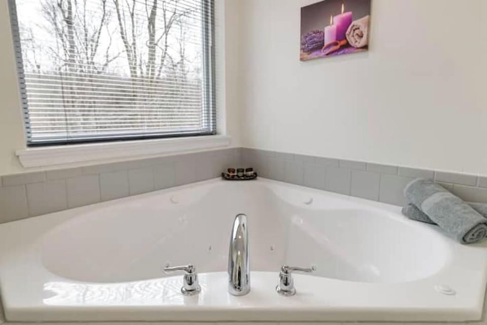 JACUZZI IN MASTER BEDROOM 