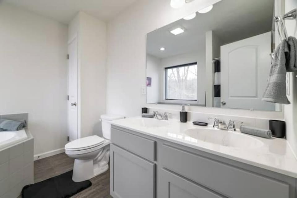 FULL BATHROOM IN MASTER BEDROOM 