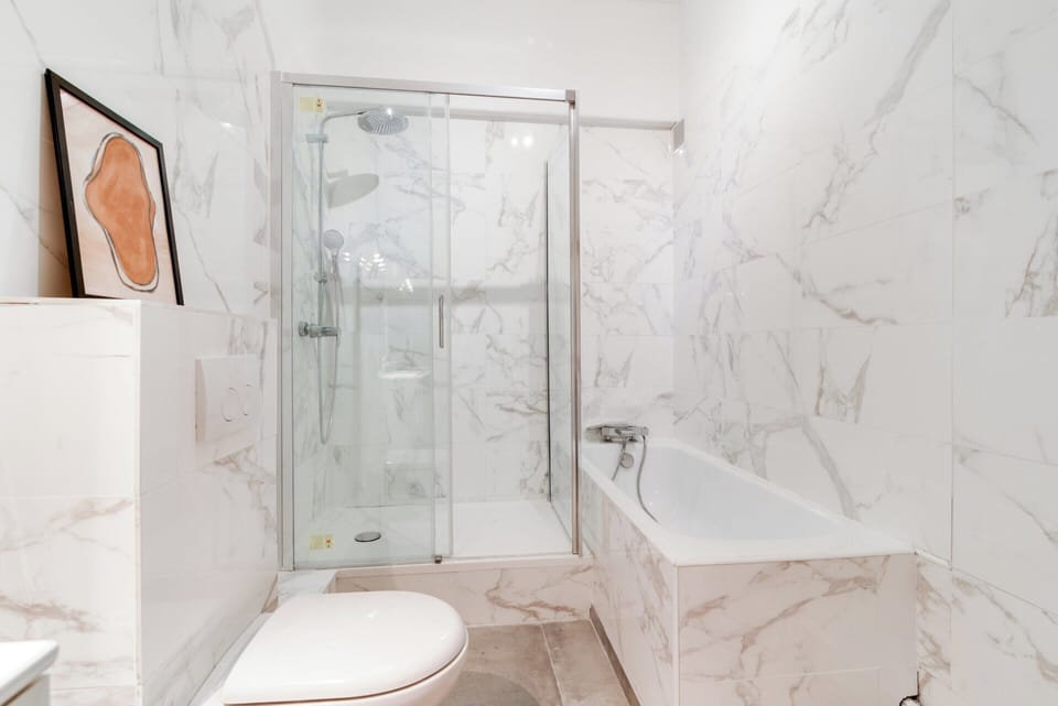 Apartment | Bathroom | Hair dryer, towels, shampoo