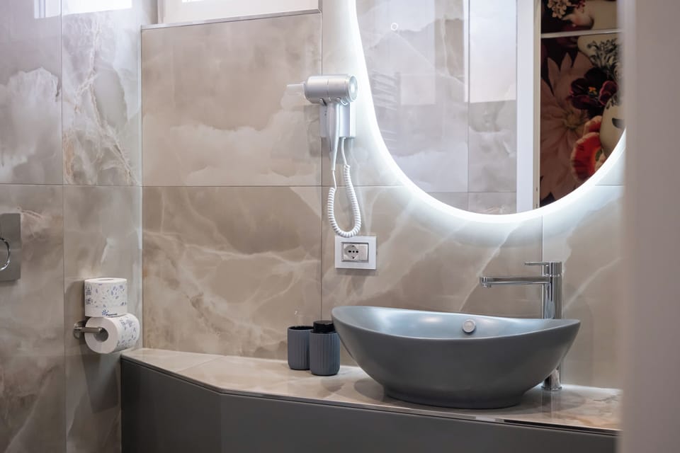 Room | Bathroom | Shower, hair dryer, bidet, towels