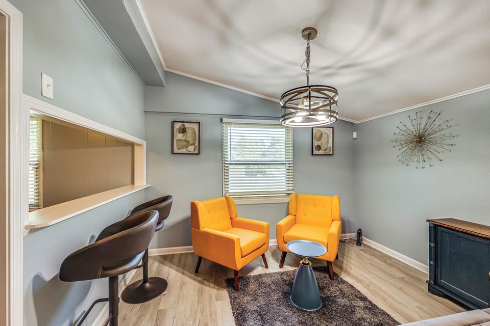 Seating Area | Breakfast Bar