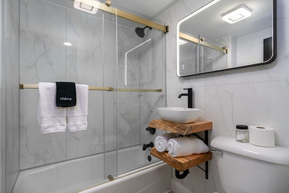 Tub/Shower Combo Bathroom