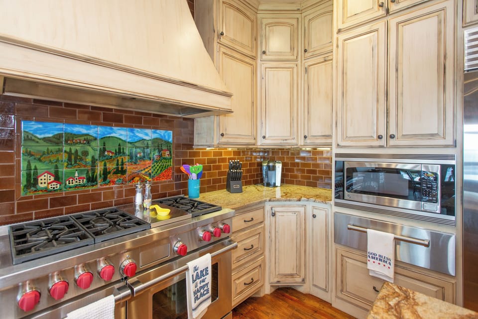 Fully stocked kitchen with all the bells and whistles!