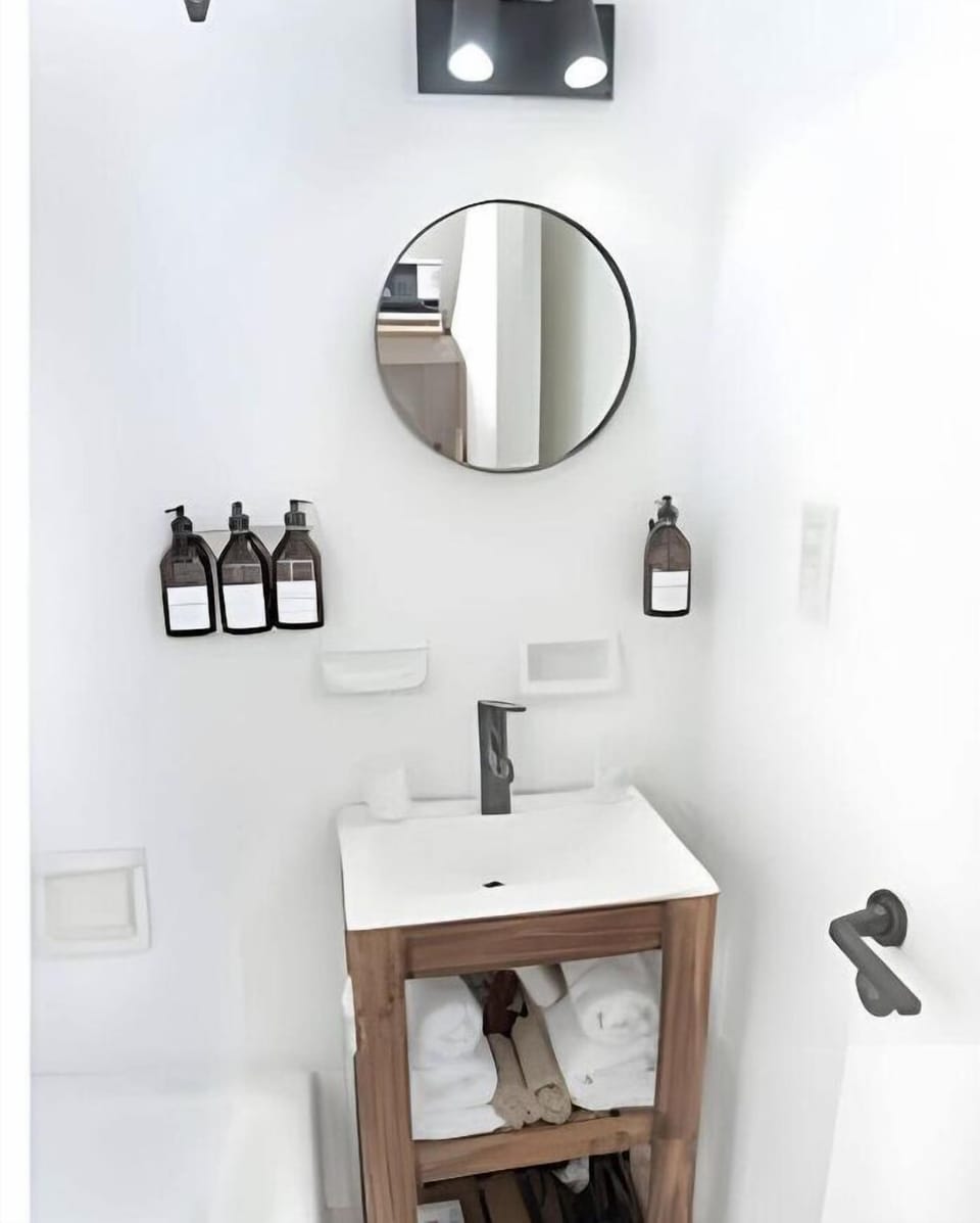 Apartment | Bathroom | Bathtub, towels, soap, toilet paper