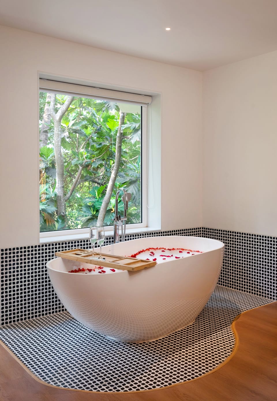  Treepie - Superior Room with Bathtub | In-room safe, blackout drapes, soundproofing, iron/ironing board