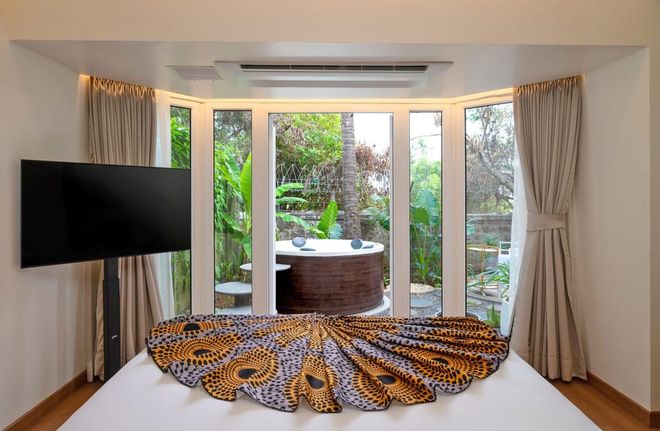  Bulbul - Suite with Jacuzzi and Garden | In-room safe, blackout drapes, soundproofing, iron/ironing board