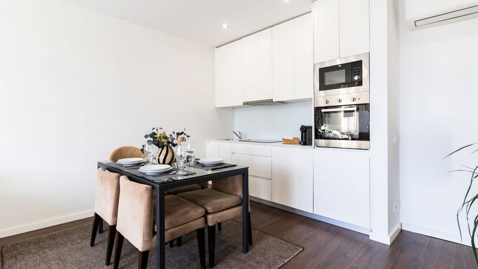 The chic and minimalist style of this kitchenette is perfect for those who love to prepare light meals. #contemporary #convenient
