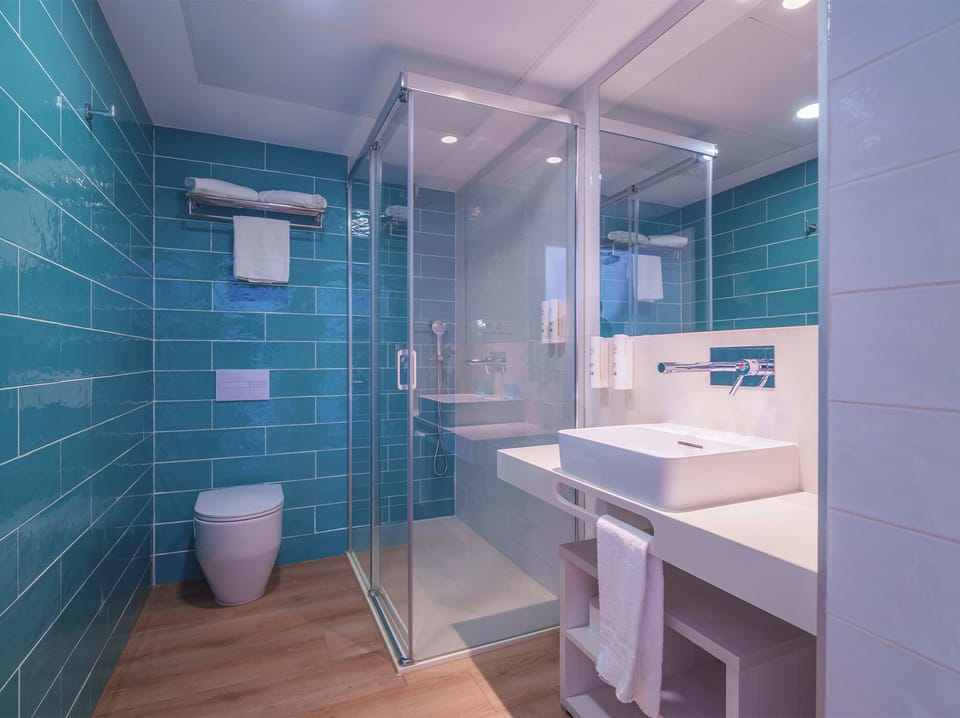 Shower, rainfall showerhead, free toiletries, hair dryer