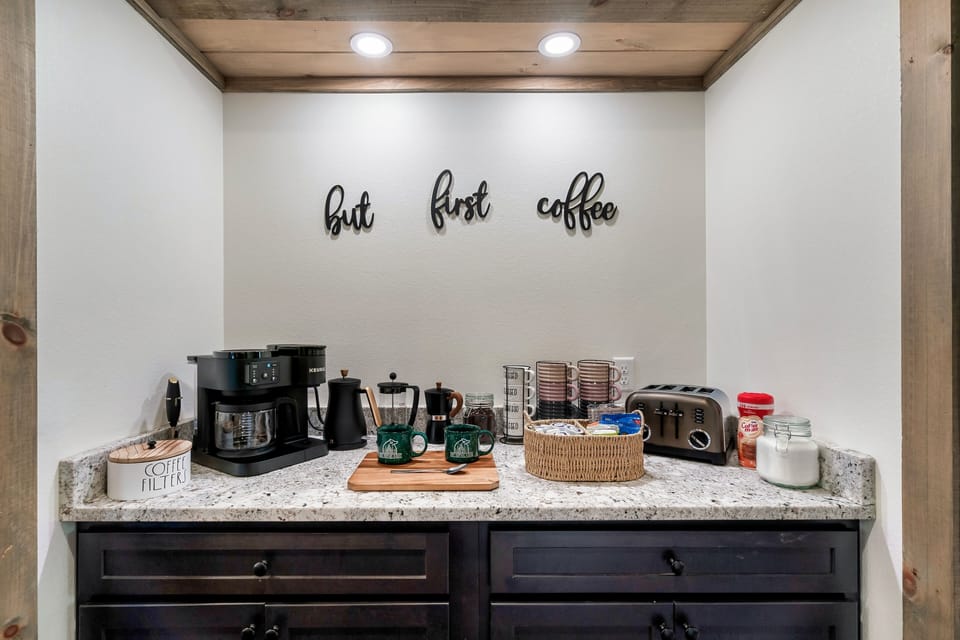 Fully stocked kitchen w/ Keurig coffee maker, kettle, toaster, blender, crockpot