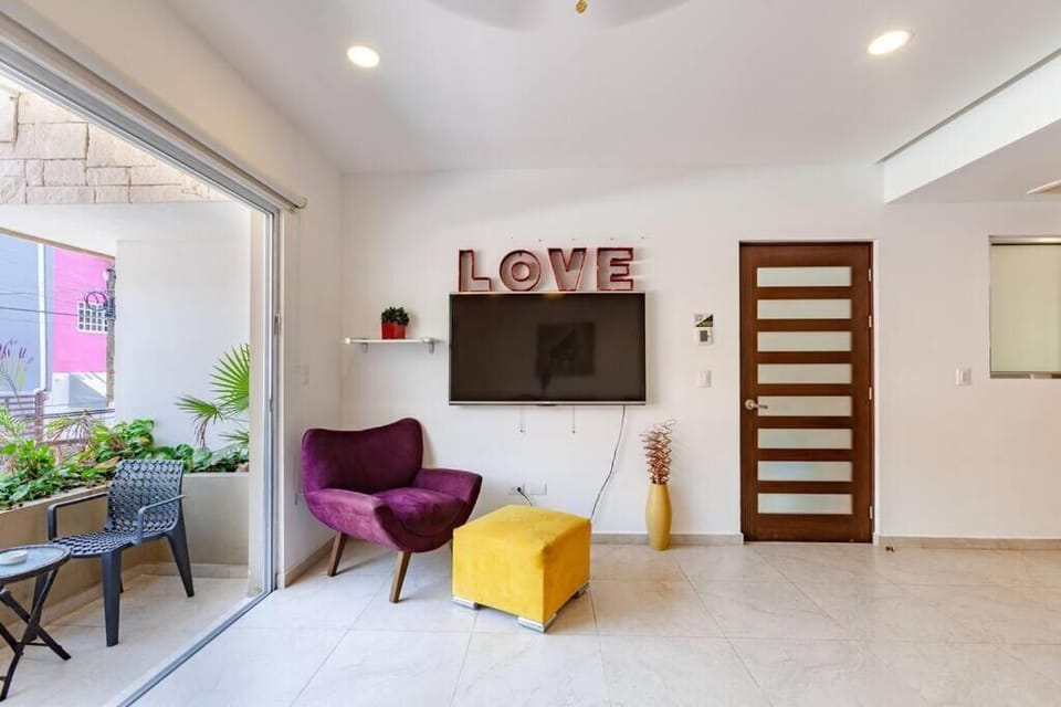 THE MUSICAL ONE | Living area | TV