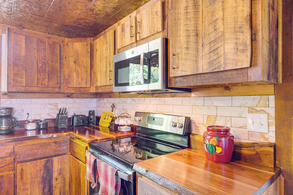Kitchen | 1st Floor | Air Fryer | Crockpot | Toaster | Spices