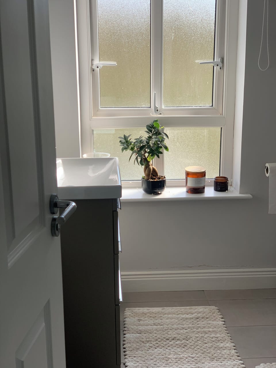 Main bathroom on middle floor