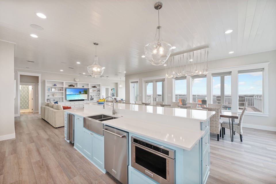 SECOND FLOOR 
KITCHEN