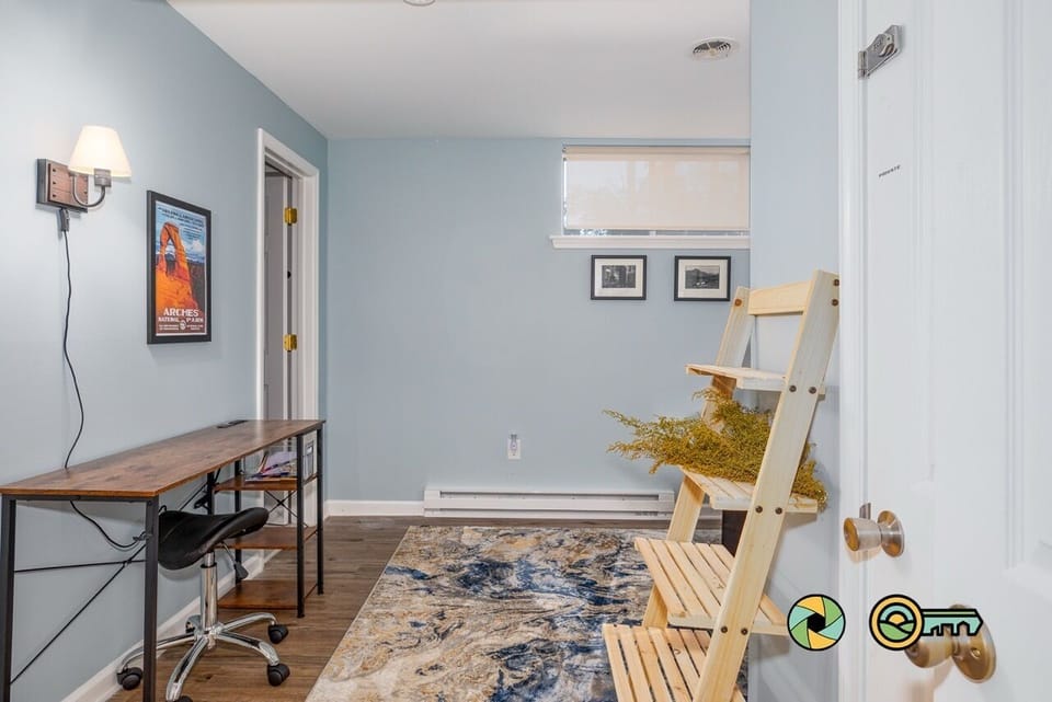 sitting room, lower level king suite, desk with charging station