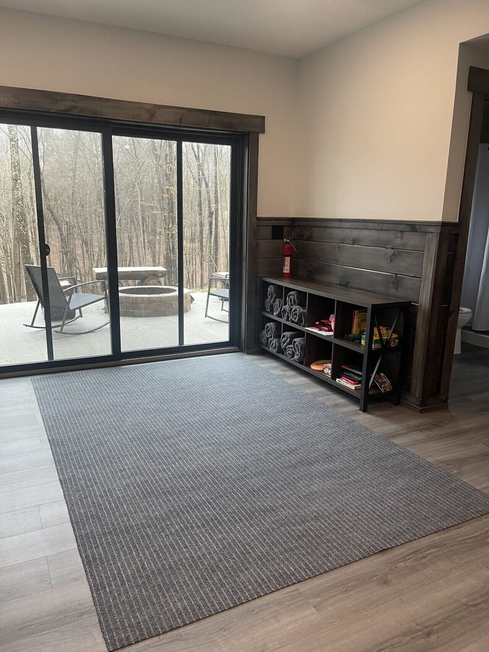 Slide open the doors to your private patio oasis 🌲🔥 — complete with a fire pit just steps away. Inside, you’ll find fresh towels, games, and thoughtful touches to make your stay effortless and cozy 🤍🏡