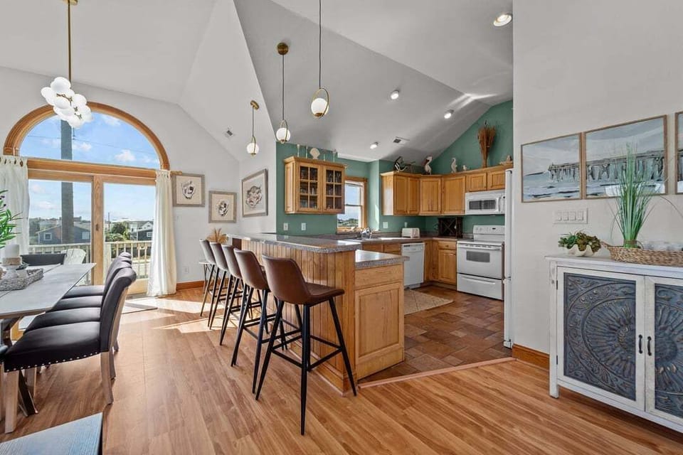 Top-Level Kitchen with Bar (seats 6)