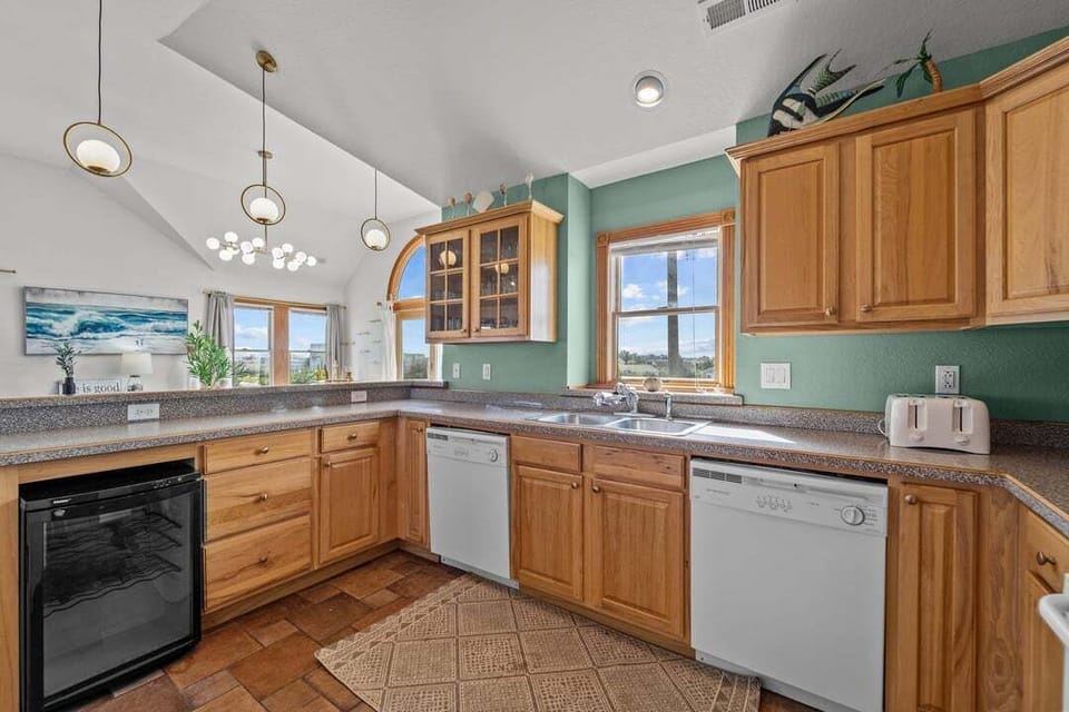 Top-Level Kitchen with Bar (seats 6)