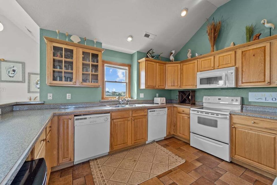 Top-Level Kitchen with Bar (seats 6)