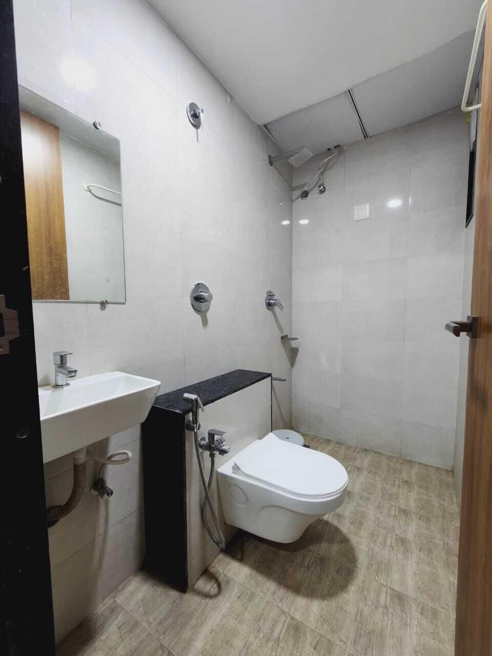 Deluxe Room | Bathroom | Shower, rainfall showerhead, towels, soap
