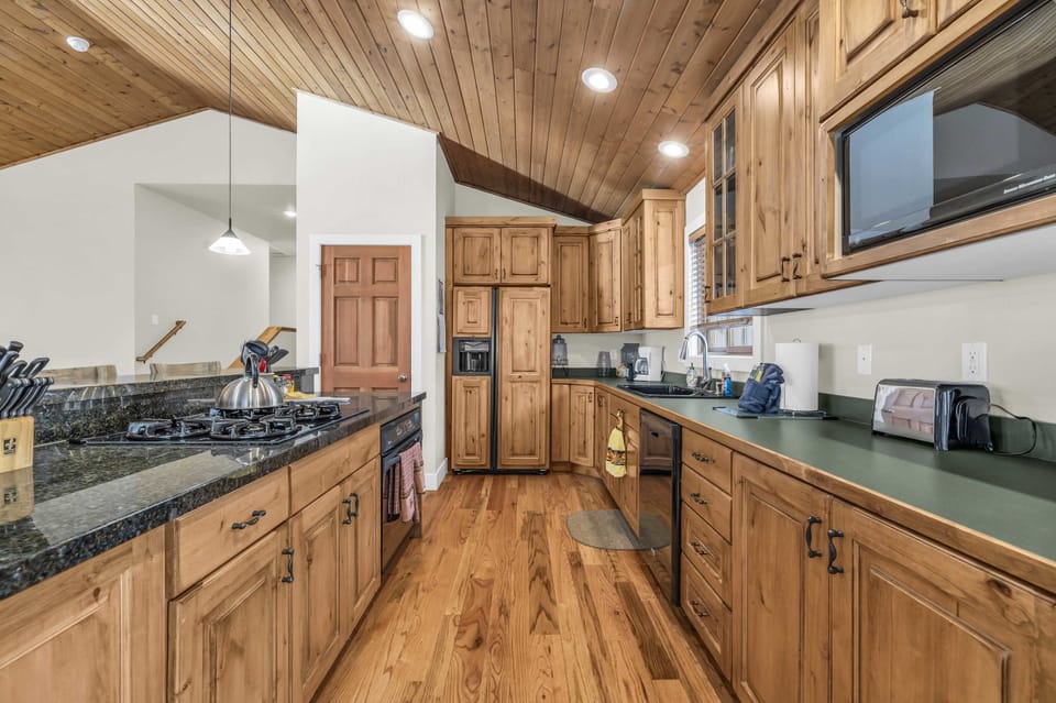 Kitchen: Well-equipped kitchen, drip coffee maker, Crockpot, kitchen island with 4 barstools, ample counter and cabinet space
