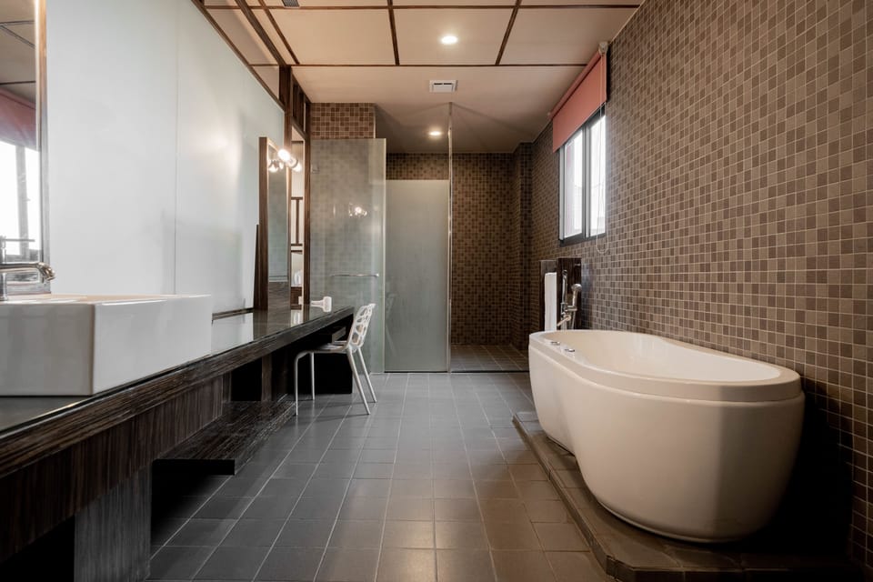 Standard Double Room (No Parking) | Bathroom | Separate tub and shower, jetted tub, free toiletries, hair dryer
