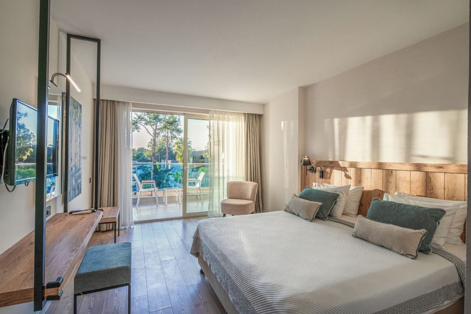 Elite Family Room | Free minibar, in-room safe, desk, blackout drapes