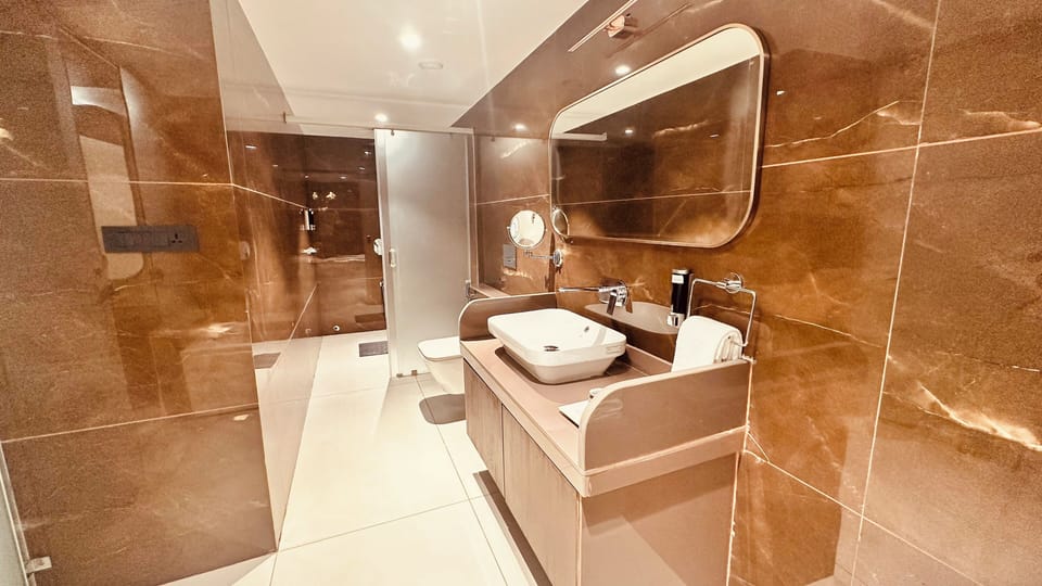 Suite Room with Bathtub | Bathroom | Slippers