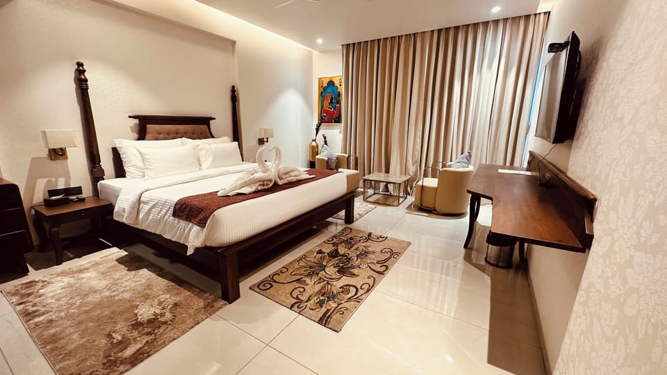 Suite Room with Bathtub | In-room safe, free WiFi