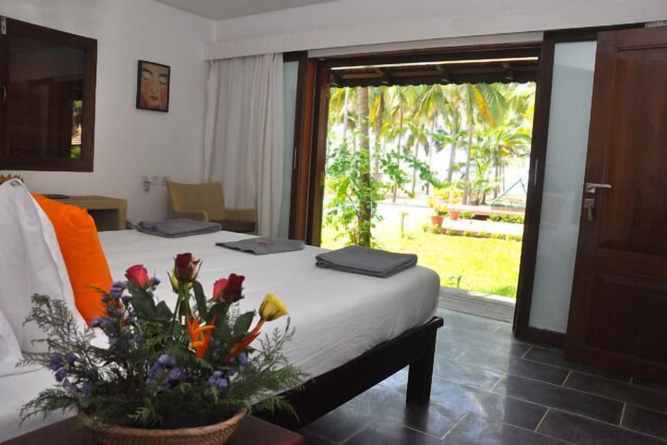Premium bedding, in-room safe, desk, WiFi (free)