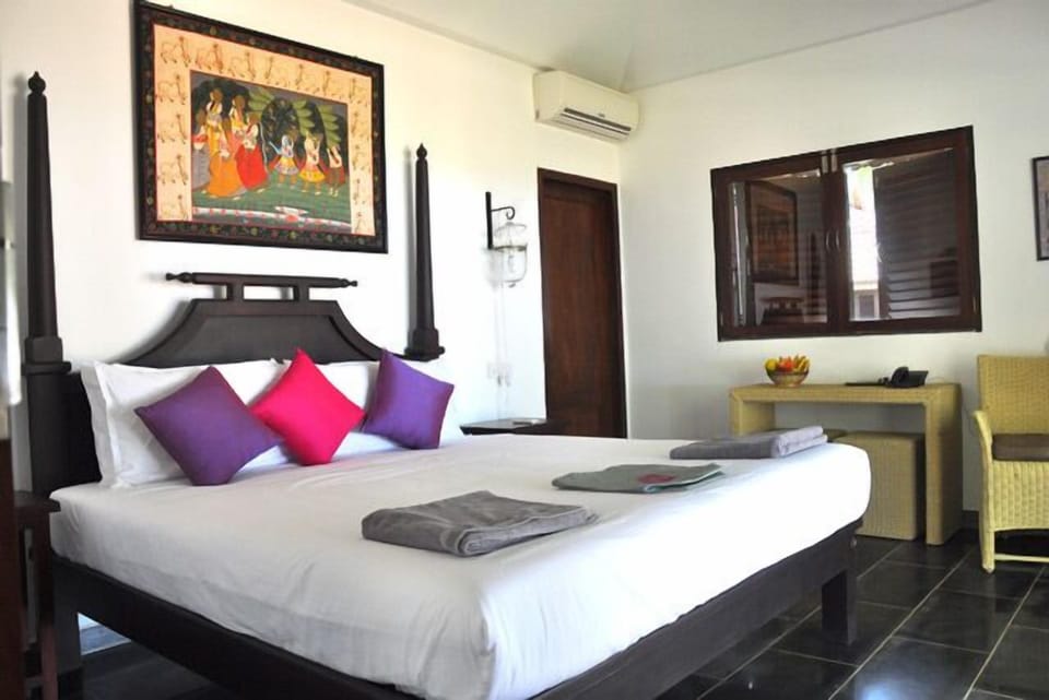 Premium bedding, in-room safe, desk, WiFi (free)
