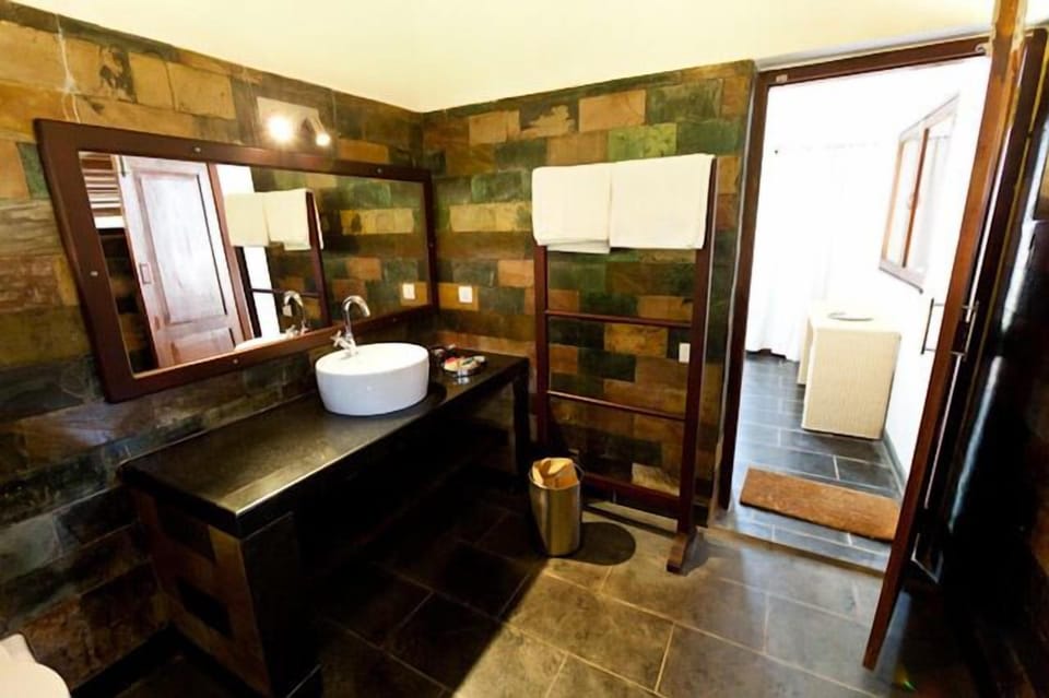  Sea View Executive Family Cottage | Bathroom | Bathtub, hair dryer, towels