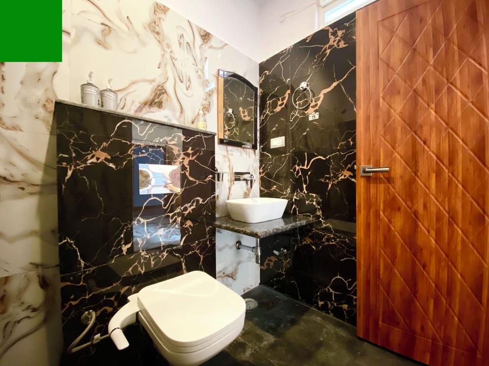 Deluxe Double Room | Bathroom | Shower, free toiletries, towels, soap