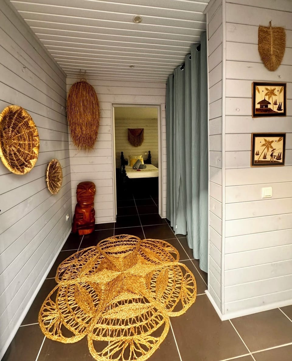Entrée de notre Fare Tiki Fare One Island Moorea Tahiti