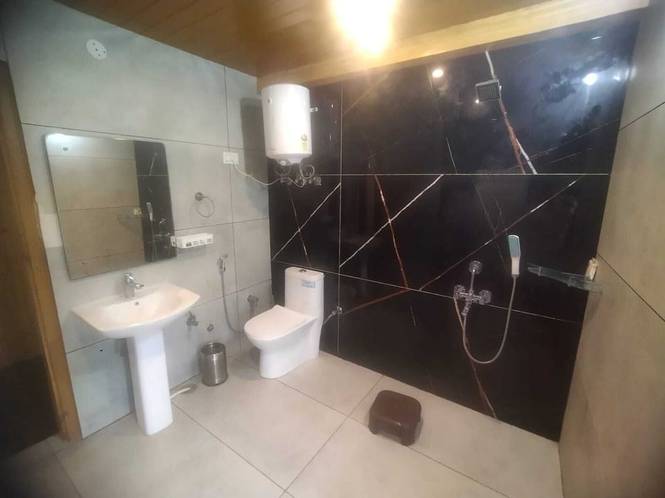 Luxury Studio Suite | Bathroom | Shower, slippers, towels, soap