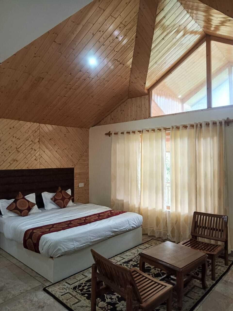 Deluxe Double Room, 1 King Bed, Balcony, Mountain View | Free WiFi