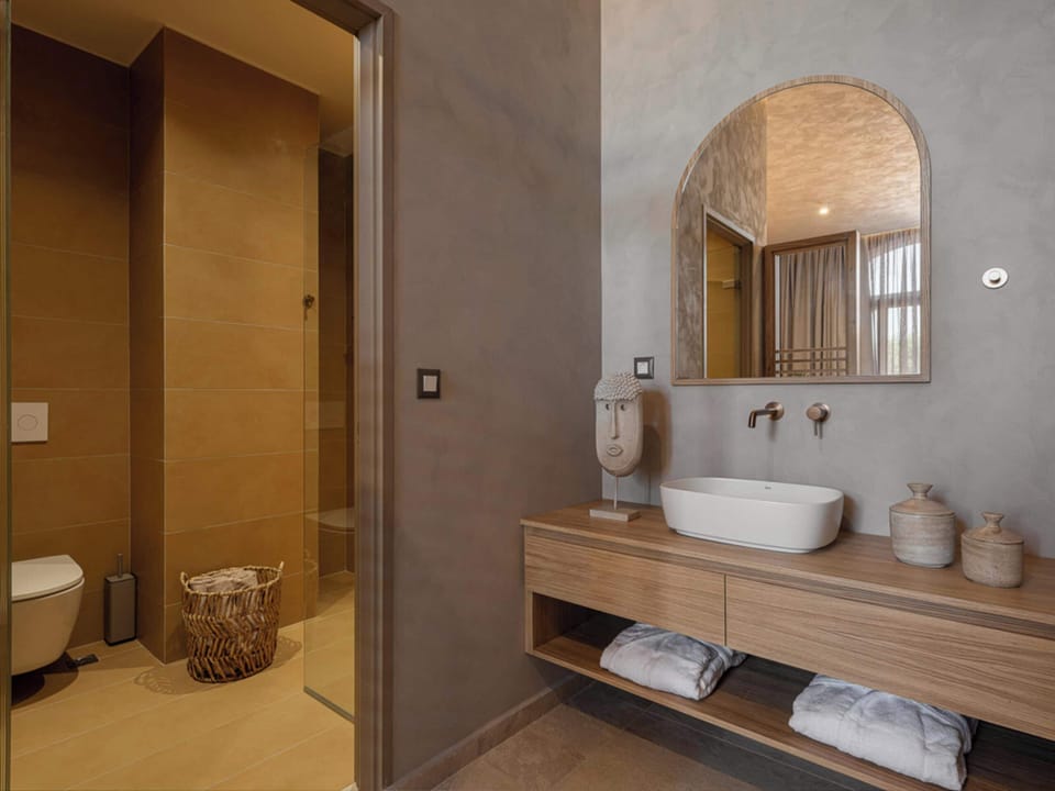 Standard Room, City View | Bathroom | Shower, hair dryer, towels, soap