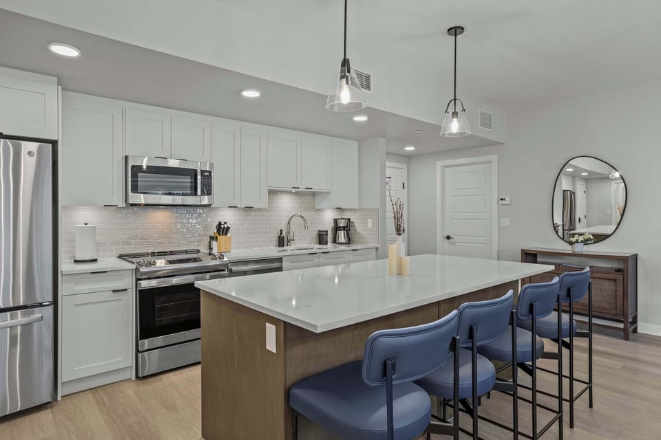 Spacious kitchen area with breaksfast bar