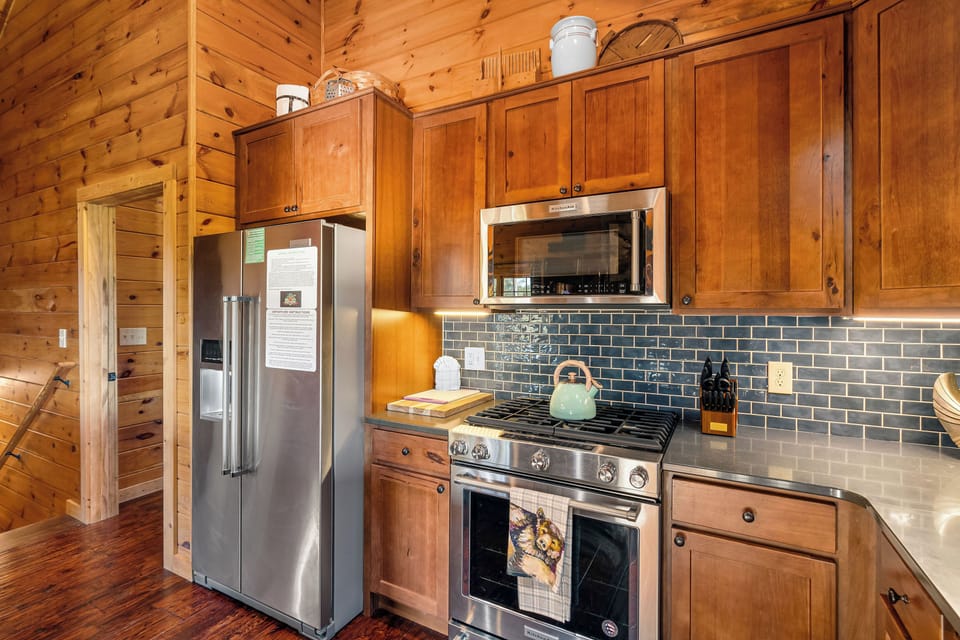Fully equipped kitchen: Dinner/bake/silver/cook-ware provided