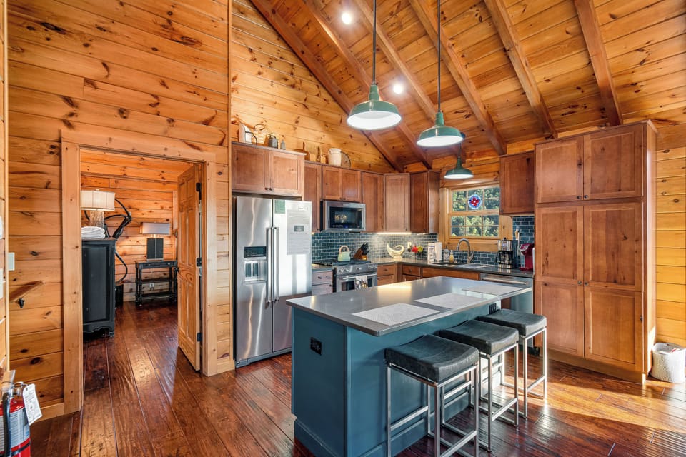Fully equipped kitchen: Dinner/bake/silver/cook-ware provided
