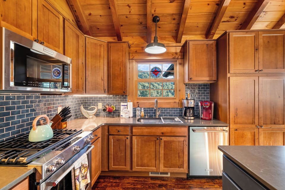 Fully equipped kitchen: Dinner/bake/silver/cook-ware provided