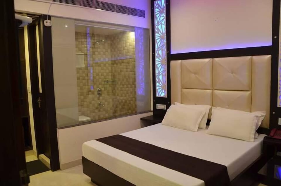 In-room safe, desk, free WiFi
