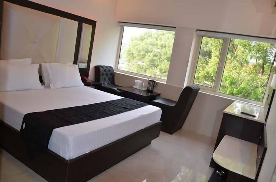 In-room safe, desk, free WiFi