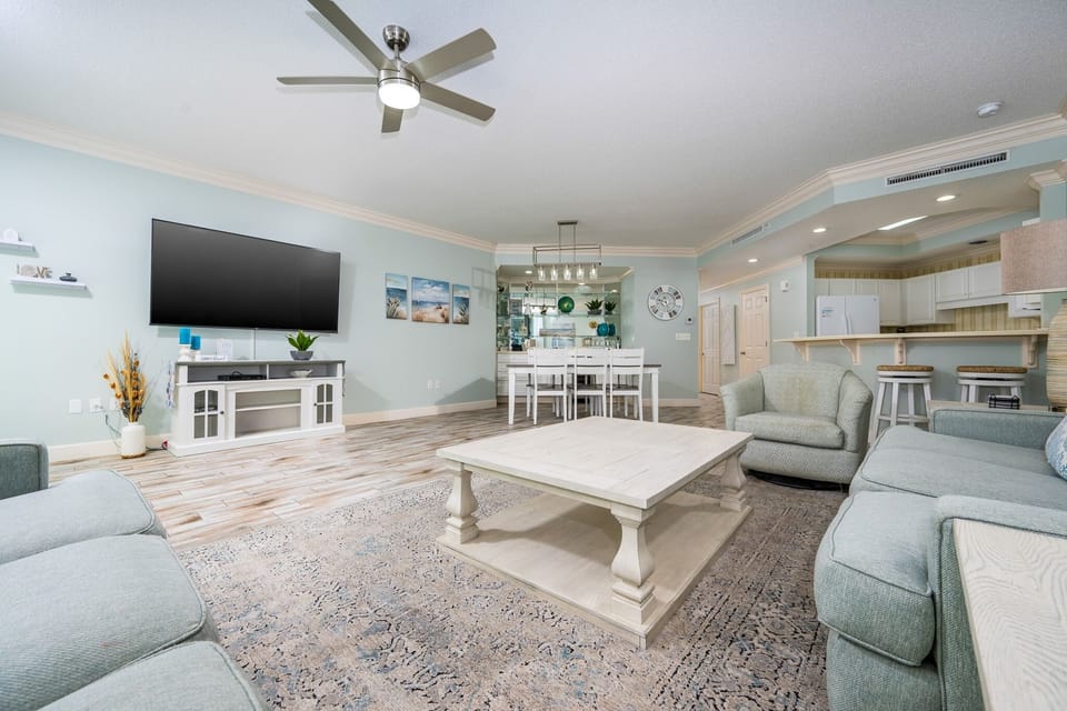 Condo, 3 Bedrooms | Living area