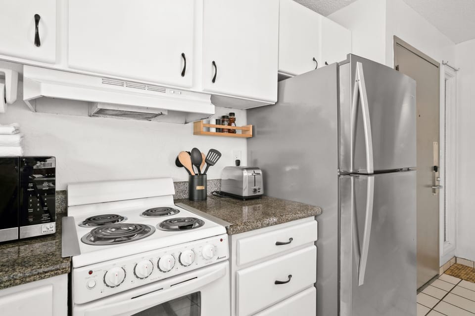 Condo, 1 Bedroom | Private kitchen | Fridge, oven, coffee/tea maker, toaster