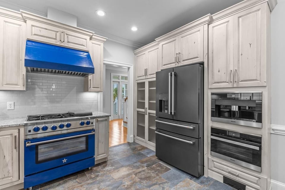 House, 5 Bedrooms | Private kitchen | Fridge, oven, coffee/tea maker, toaster