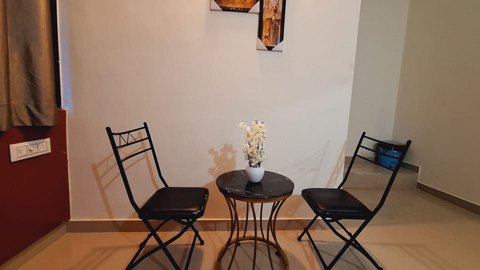 Deluxe Single Room | In-room dining