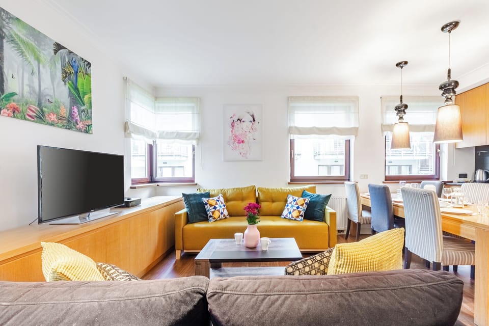 Apartment | Living room | 40-inch flat-screen TV with cable channels