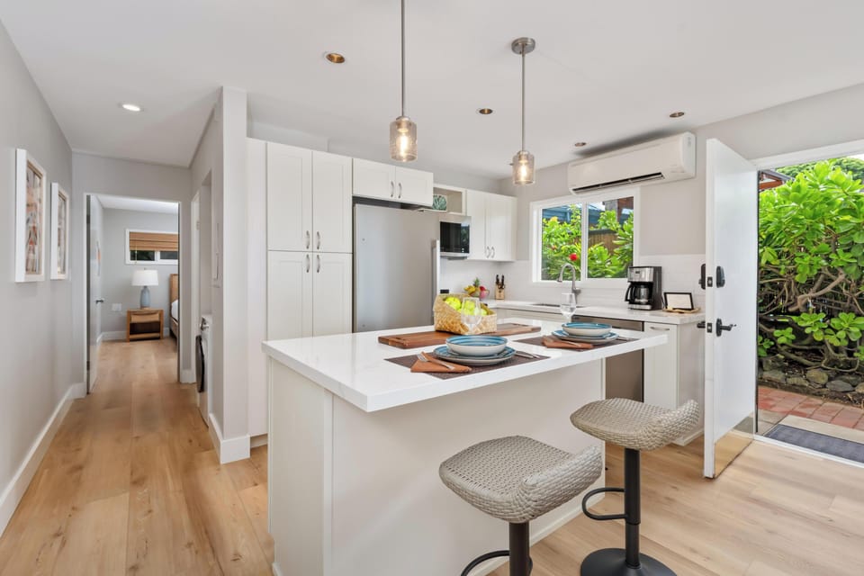Full kitchen with breakfast bar