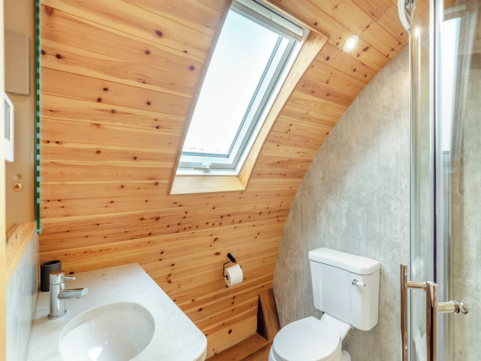 Shower room | Daisy - Llawrllan, St Harmon, near Rhayader