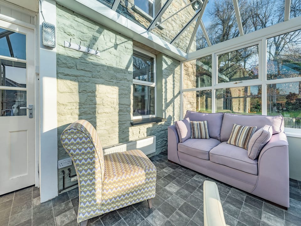 Conservatory | East Llwyn - Llwyn Holiday Cottages, Rhydowen
